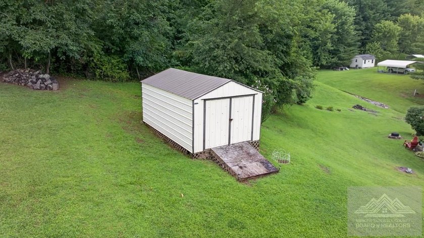 Immaculate Oakwood manufactured home on a permanent foundation - photo 7