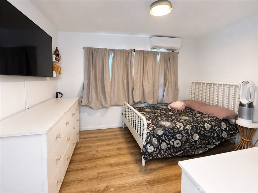 Welcome to this charming and fully upgraded single-family home - photo 7