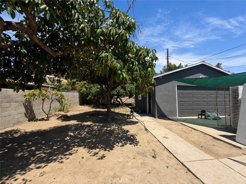Welcome to this charming and fully upgraded single-family home - photo 10