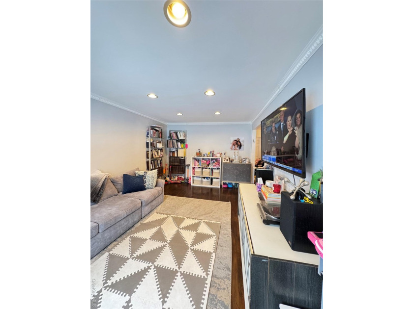 Private entrance beautiful garden apartment on first floor with - photo 8