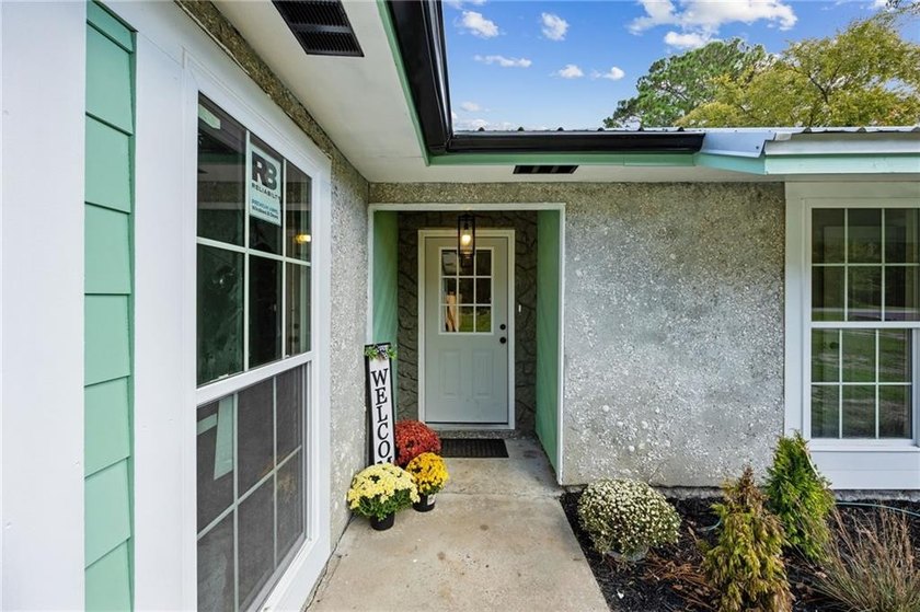 Discover your new home! This beautifully remodeled 2-bedroom - photo 5