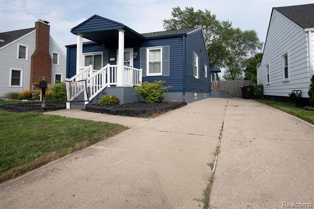 Welcome home to this beautifully maintained 3-bedroom - photo 3