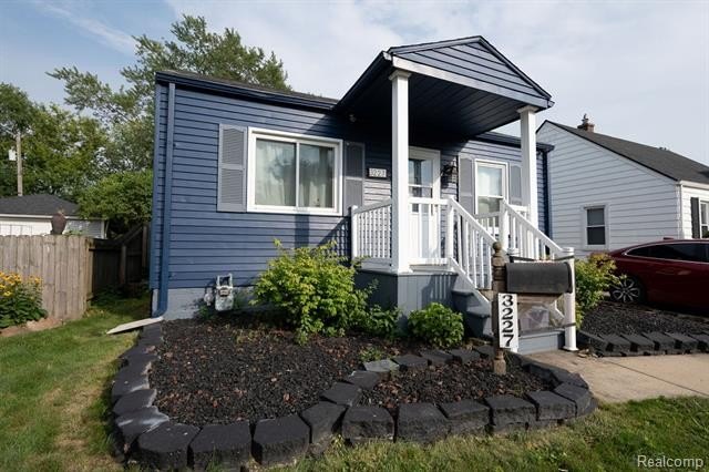 Welcome home to this beautifully maintained 3-bedroom - photo 8