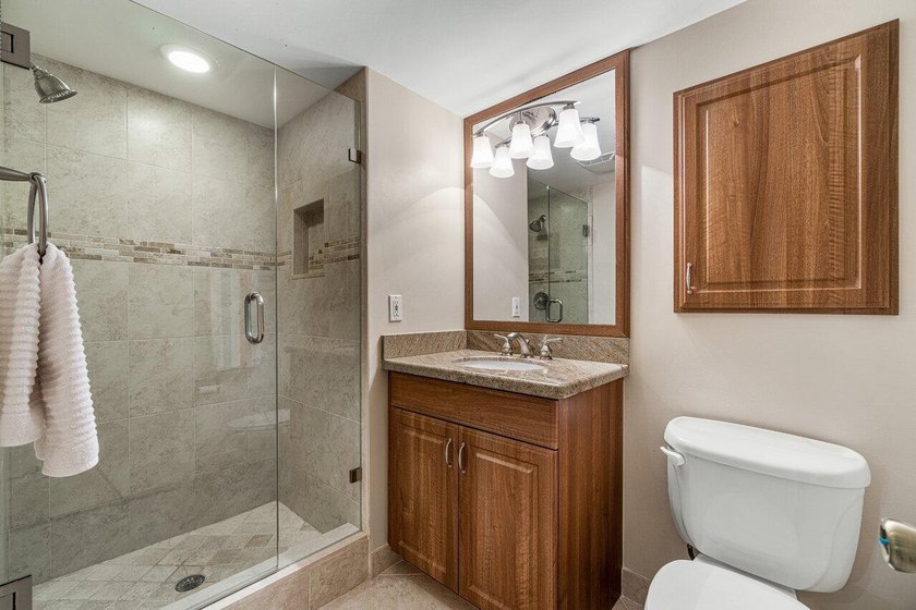 Enjoy the best of country club living at Hunters Run in this - photo 12