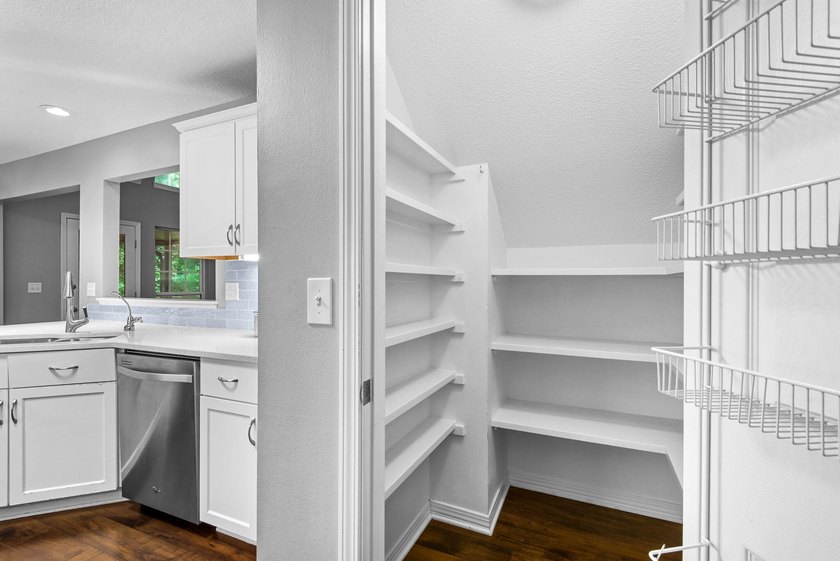 Welcome to 320 Branch Hill Park, where traditional charm meets - photo 18