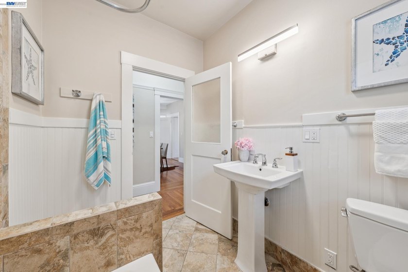 Alameda craftsman home with a history dating back to the early - photo 11