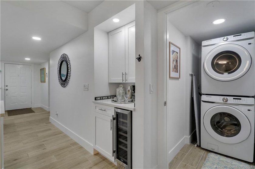Gorgeous! Completely updated 2 BD, 2BA 1ST Floor, corner unit in - photo 11