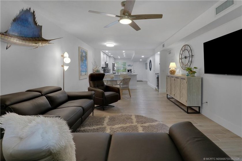 Gorgeous! Completely updated 2 BD, 2BA 1ST Floor, corner unit in - photo 12