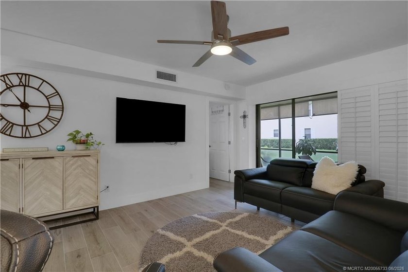 Gorgeous! Completely updated 2 BD, 2BA 1ST Floor, corner unit in - photo 14