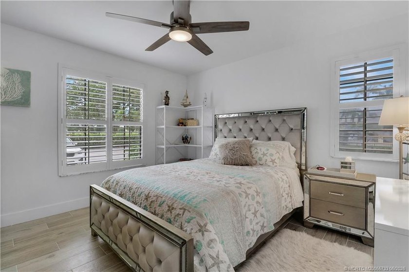 Gorgeous! Completely updated 2 BD, 2BA 1ST Floor, corner unit in - photo 15