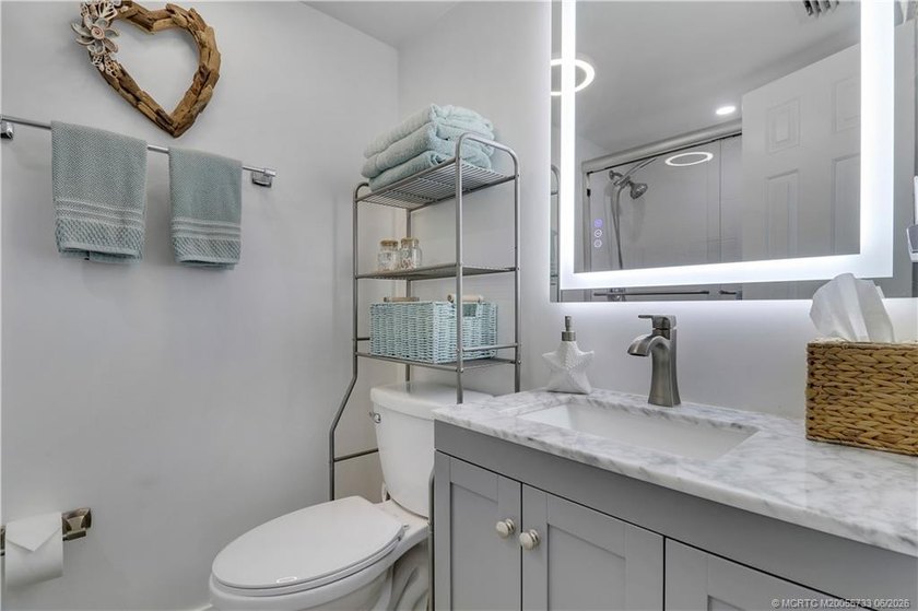 Gorgeous! Completely updated 2 BD, 2BA 1ST Floor, corner unit in - photo 17