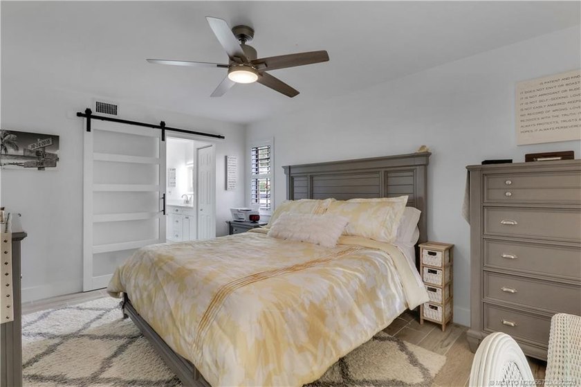 Gorgeous! Completely updated 2 BD, 2BA 1ST Floor, corner unit in - photo 18