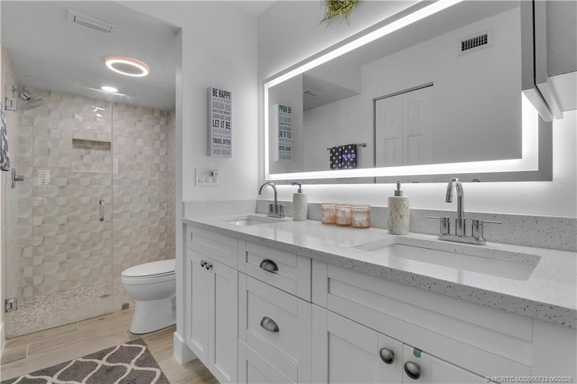 Gorgeous! Completely updated 2 BD, 2BA 1ST Floor, corner unit in - photo 20