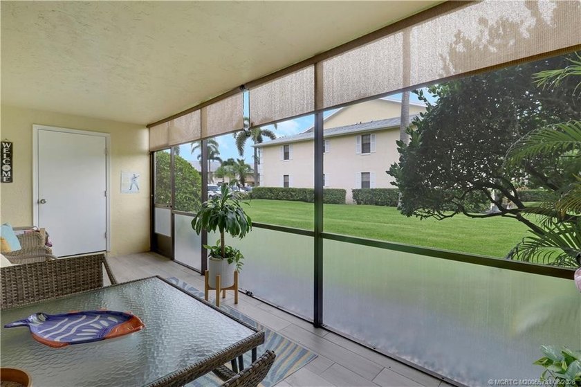 Gorgeous! Completely updated 2 BD, 2BA 1ST Floor, corner unit in - photo 22