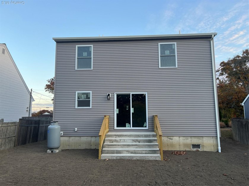 Brand-new custom Cape Cod home offering East End living with a - photo 2