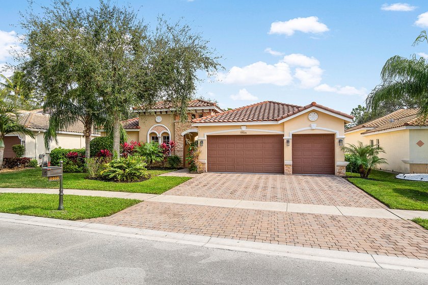 Welcome to this beautifully maintained 4-bedroom, 3-bathroom - photo 4