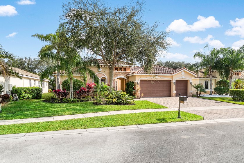 Welcome to this beautifully maintained 4-bedroom, 3-bathroom - photo 5