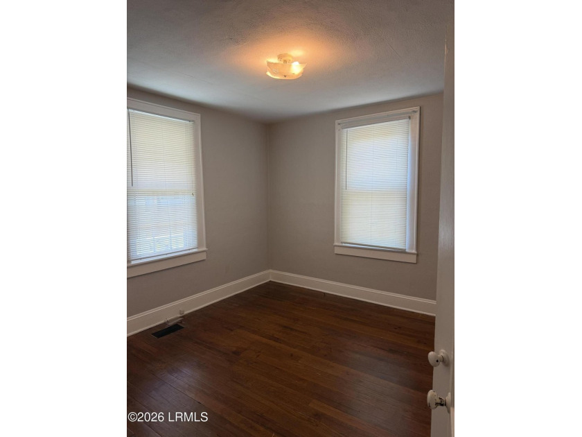Great AFFORDABLE 2 bedroom older home with front porch, a mile - photo 12