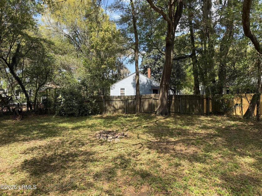 Great AFFORDABLE 2 bedroom older home with front porch, a mile - photo 22
