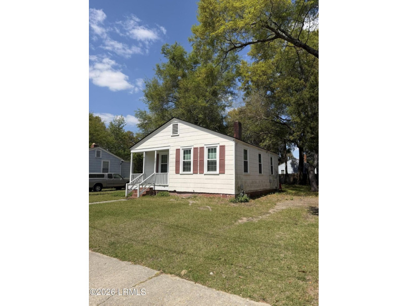 Great AFFORDABLE 2 bedroom older home with front porch, a mile - photo 23