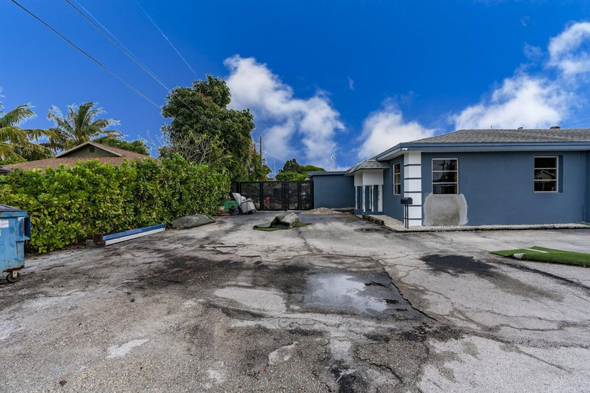 Unique mixed-use investmnet opportunity featuring a fully - photo 10