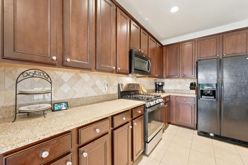 Welcome to this beautifully designed 4 bedrooms, 3.5 bathrooms - photo 11