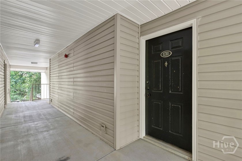 Experience resort-style living in this top-floor, 2-bedroom - photo 4