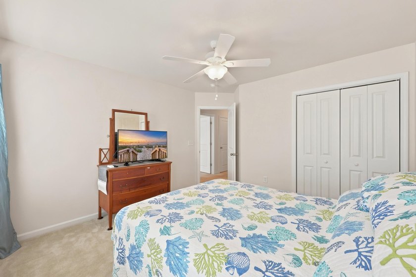 Welcome to this beautifully designed 4 bedrooms, 3.5 bathrooms - photo 44