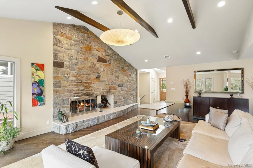 Welcome to this expansive 5-bedroom, 3.5-bathroom residence - photo 11