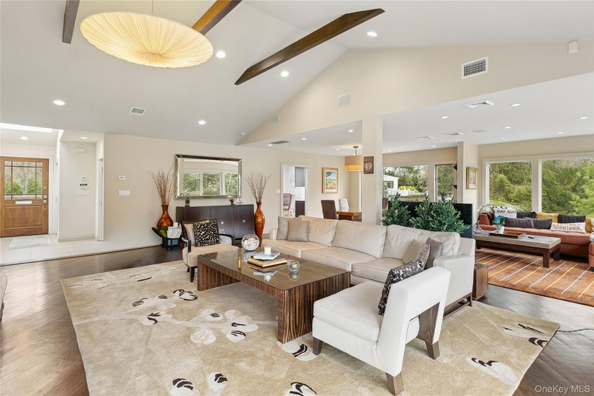 Welcome to this expansive 5-bedroom, 3.5-bathroom residence - photo 12