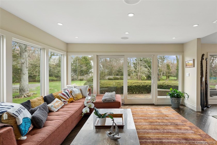 Welcome to this expansive 5-bedroom, 3.5-bathroom residence - photo 13