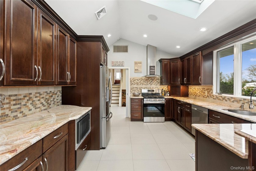 Welcome to this expansive 5-bedroom, 3.5-bathroom residence - photo 16