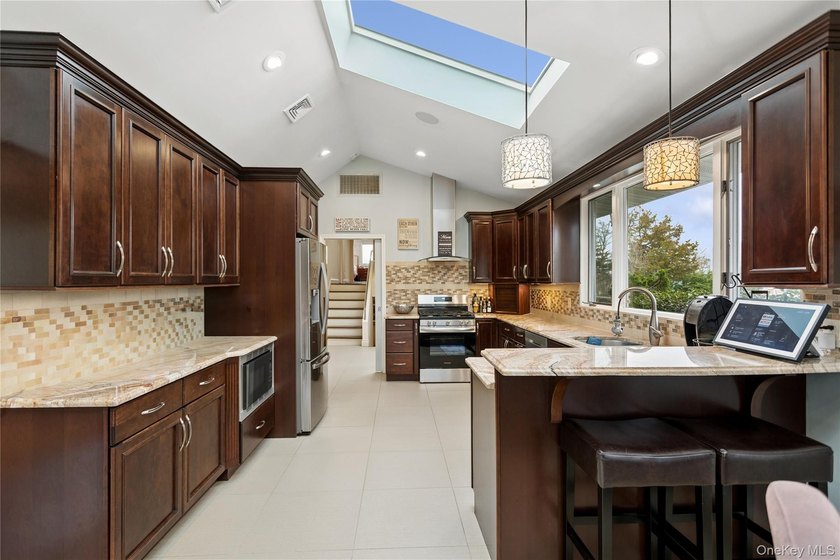 Welcome to this expansive 5-bedroom, 3.5-bathroom residence - photo 19