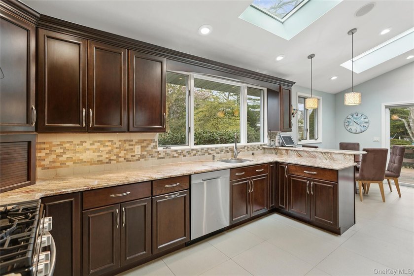 Welcome to this expansive 5-bedroom, 3.5-bathroom residence - photo 20