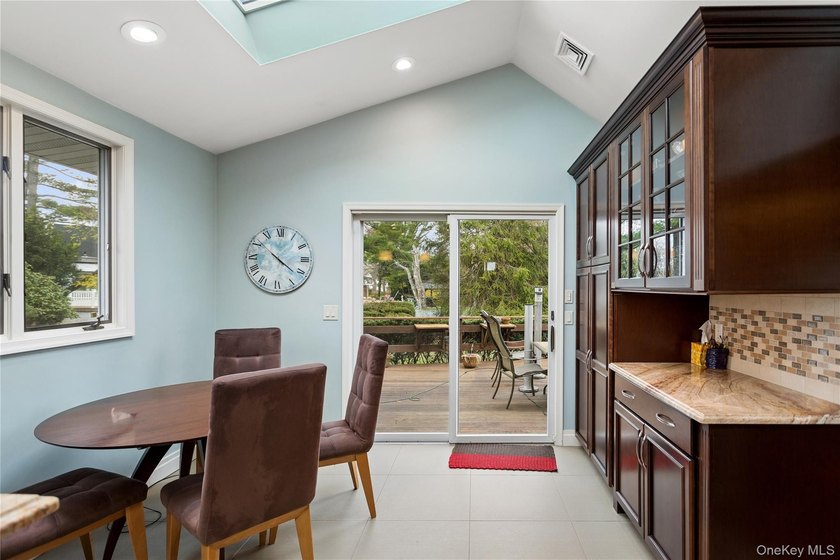 Welcome to this expansive 5-bedroom, 3.5-bathroom residence - photo 21