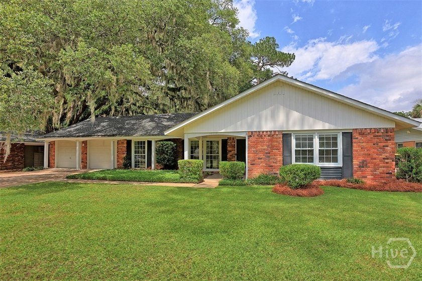 ALL-BRICK RANCH ON 0.74 ACRES with brand-new flooring - photo 2