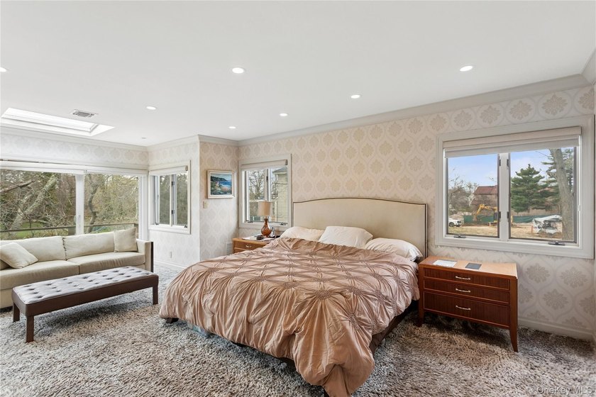 Welcome to this expansive 5-bedroom, 3.5-bathroom residence - photo 25
