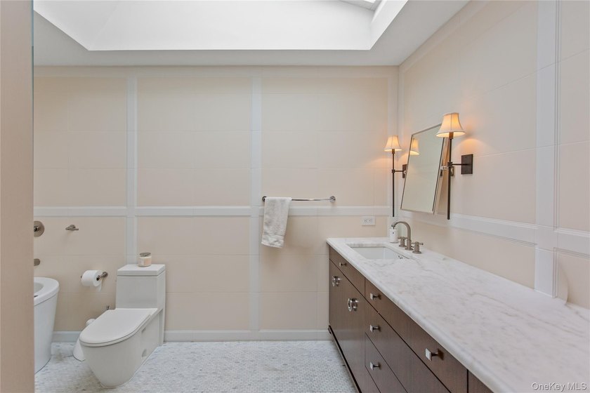 Welcome to this expansive 5-bedroom, 3.5-bathroom residence - photo 26