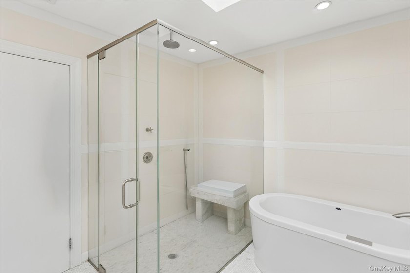 Welcome to this expansive 5-bedroom, 3.5-bathroom residence - photo 27