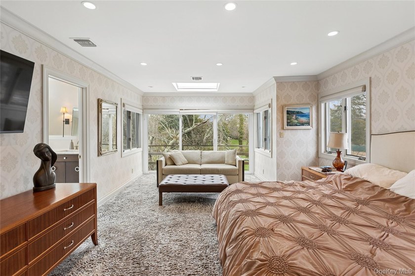 Welcome to this expansive 5-bedroom, 3.5-bathroom residence - photo 28