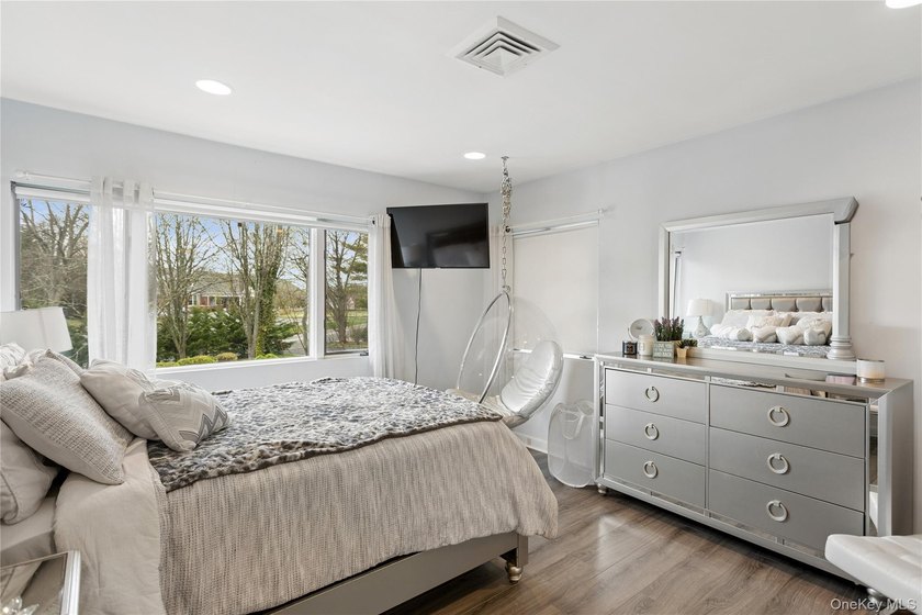 Welcome to this expansive 5-bedroom, 3.5-bathroom residence - photo 31