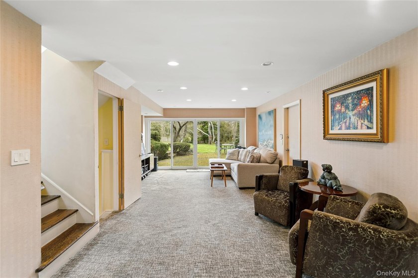 Welcome to this expansive 5-bedroom, 3.5-bathroom residence - photo 33