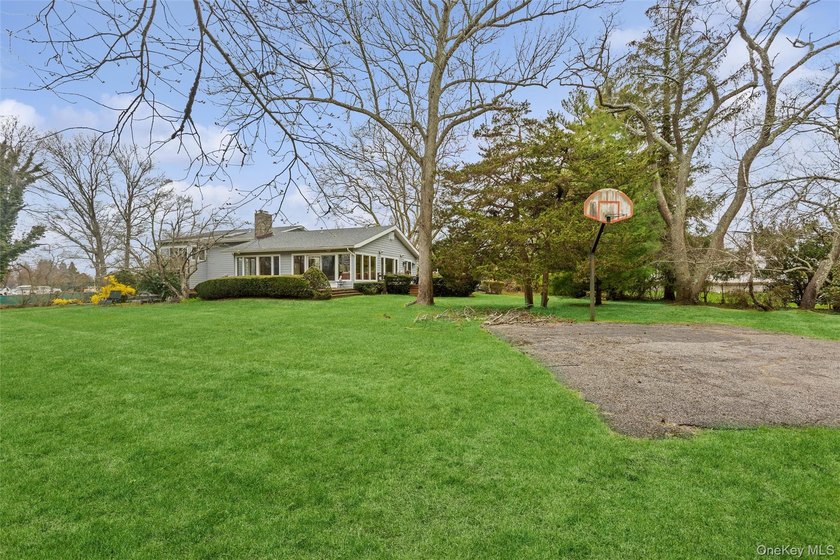 Welcome to this expansive 5-bedroom, 3.5-bathroom residence - photo 35