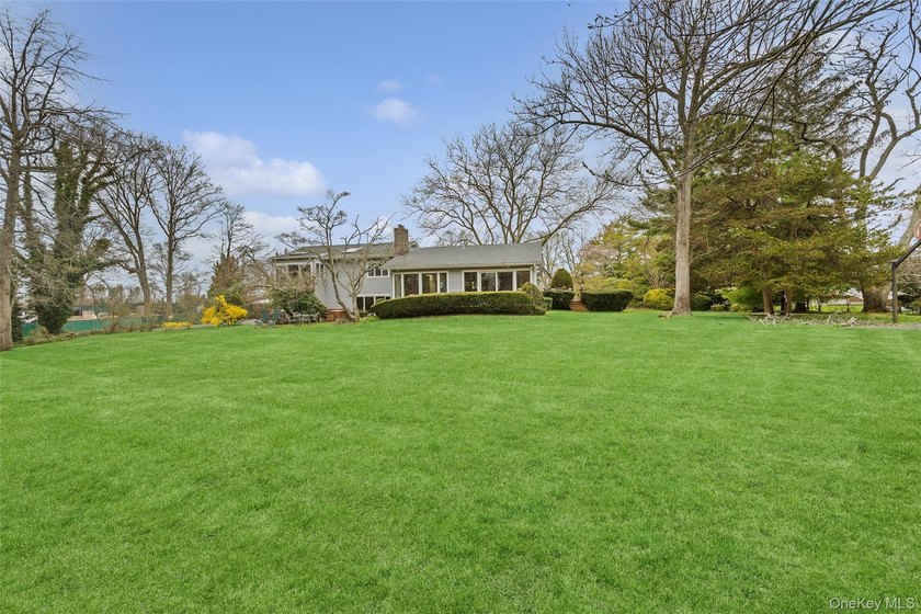Welcome to this expansive 5-bedroom, 3.5-bathroom residence - photo 37