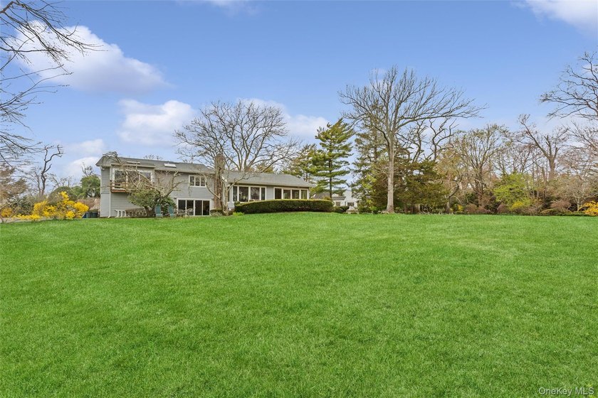 Welcome to this expansive 5-bedroom, 3.5-bathroom residence - photo 38