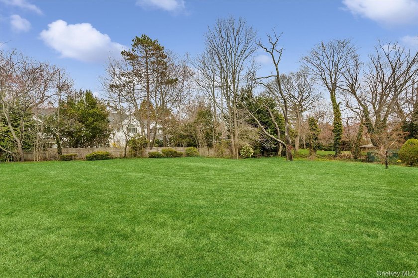 Welcome to this expansive 5-bedroom, 3.5-bathroom residence - photo 39