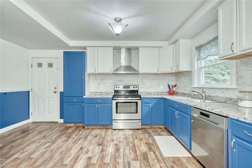 Welcome to 19 Loderdale Drive! This beautifully maintained - photo 15