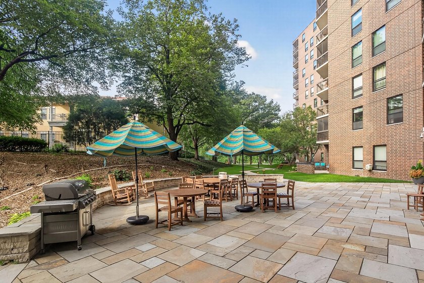 Clean, move-in ready, third floor 2-Bedroom condo in a thriving - photo 31