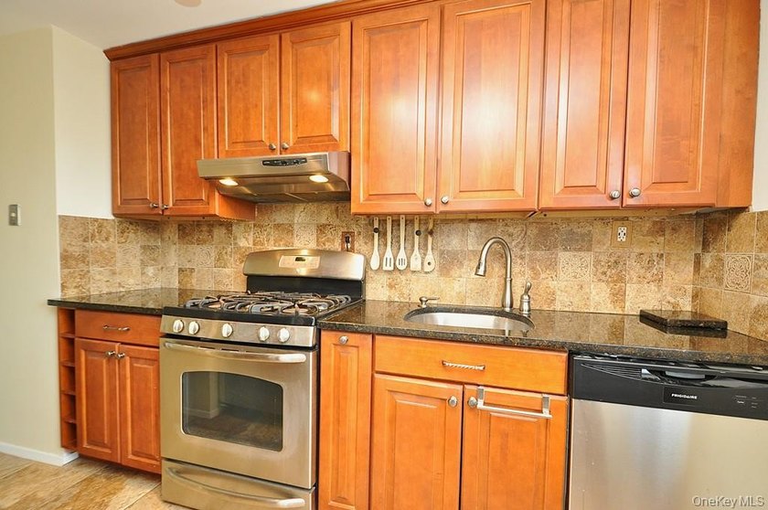 Perched on the top-floor corner, this sun-drenched 2-bedroom - photo 15