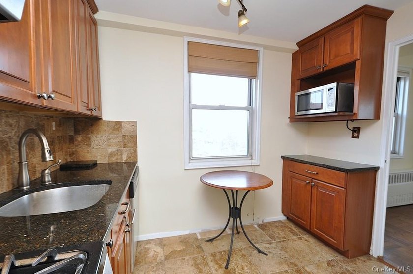 Perched on the top-floor corner, this sun-drenched 2-bedroom - photo 17